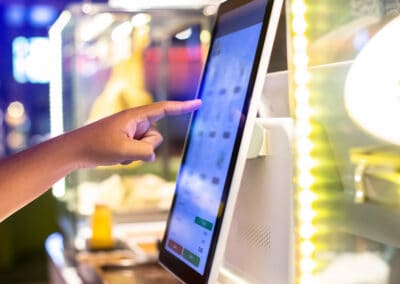 Réduire le temps d’attente en restaurant : maîtriser les files en QSR